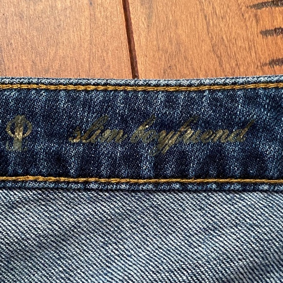 Jennifer Lopez- Slim Boyfriend Fit Distressed Jean Capris. Size 2 - Picture 7 of 7